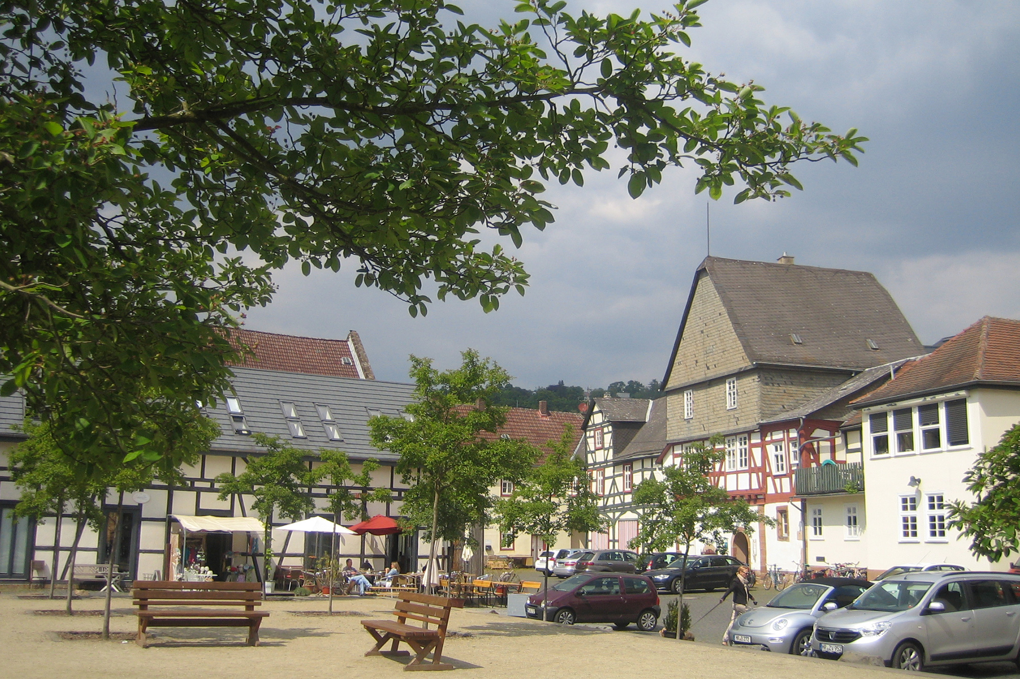 Schwanenhof Marburg - Vor der Heilpraktikerschule Wegwarte